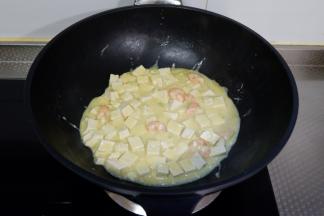 最后加少许盐，淋上水淀粉收汁即可。