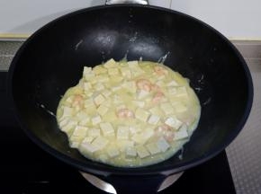 最后加少许盐，淋上水淀粉收汁即可。