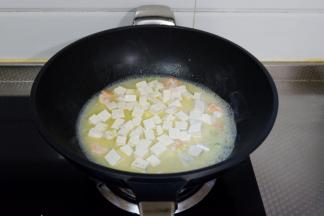加入豆腐，料酒，少许清水煮5分钟