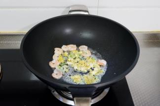 加入葱姜，鸭蛋黄翻炒出泡沫