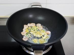 加入葱姜，鸭蛋黄翻炒出泡沫