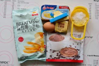 准备好面团的所有材料，此次使用的面粉，金龙鱼烘焙粉是2018年中国国际

家庭私房烘焙大师赛官方指定烘焙粉