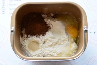 除黄油外，按照先液体后粉类最后酵母和盐的顺序把可可面团的材料放进面

包桶，启动imix程序揉面