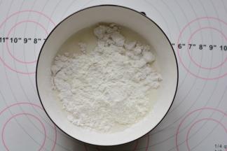接着做麻薯。先用热水把细砂糖化开，然后除了黄油外，把所有材料混合均

匀