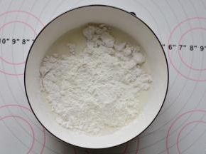 接着做麻薯。先用热水把细砂糖化开，然后除了黄油外，把所有材料混合均

匀