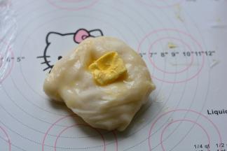 蒸锅里蒸到完全变透明的状态，倒到硅胶垫上，稍微冷却一点就把黄油直接

放上去，