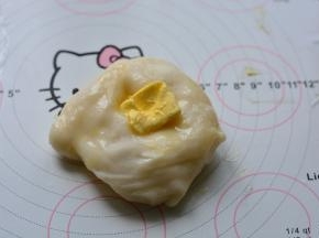 蒸锅里蒸到完全变透明的状态，倒到硅胶垫上，稍微冷却一点就把黄油直接

放上去，