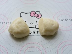 用手按压到糯米团完全把黄油吸收了为止，平均分成三份，然后包好放冰箱

冷藏待用