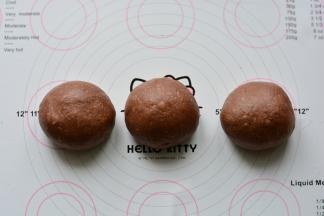 发酵好的面团利用擀面杖排气，再分成3个同等大小的面团，揉圆，盖上保鲜

膜，静置15分钟