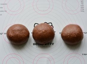 发酵好的面团利用擀面杖排气，再分成3个同等大小的面团，揉圆，盖上保鲜

膜，静置15分钟