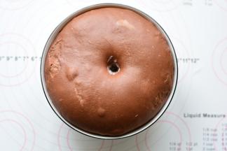 面团发酵到1.5-2倍大，手指沾面粉戳一个洞，不回缩、不塌陷，发酵完成。