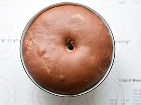 面团发酵到1.5-2倍大，手指沾面粉戳一个洞，不回缩、不塌陷，发酵完成。