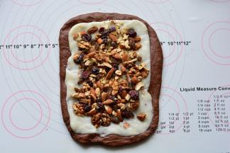 把干果依次放在麻薯上面