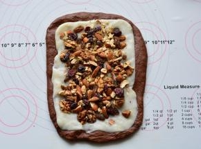 把干果依次放在麻薯上面