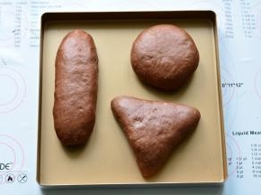 做好的可可麻薯软欧摆好在烤盘上进行发酵，大概一倍大