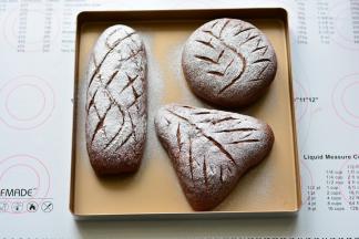 撒薄薄一层低筋面粉，用小刀轻轻的顺着纹路割口。喜欢纹路明显的，也可

以二发好以后再割口，然后放烤箱30度，发酵到两倍大