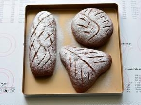 撒薄薄一层低筋面粉，用小刀轻轻的顺着纹路割口。喜欢纹路明显的，也可

以二发好以后再割口，然后放烤箱30度，发酵到两倍大