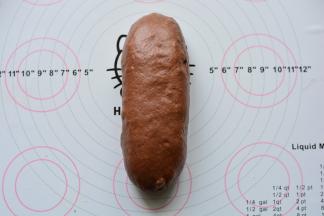 慢慢从下往上卷起来，卷成长圆形