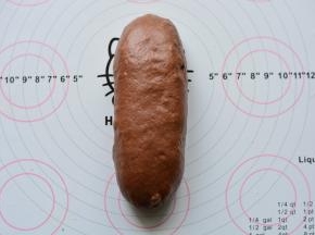 慢慢从下往上卷起来，卷成长圆形