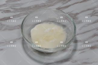 先来做烫种，高粉称重放入碗中倒入开水