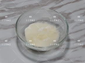 先来做烫种，高粉称重放入碗中倒入开水