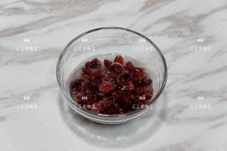 蔓越莓干加入适量白朗姆酒，也一起放入冰箱冷藏浸泡过夜