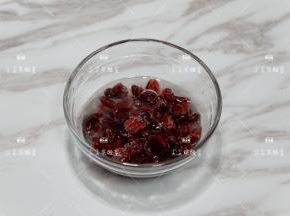 蔓越莓干加入适量白朗姆酒，也一起放入冰箱冷藏浸泡过夜