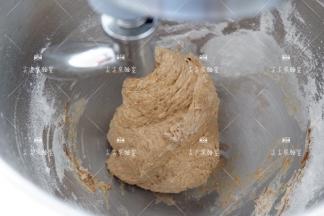 将除黄油外的所有材料投入厨师机桶内，烫种也放进去