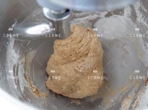 将除黄油外的所有材料投入厨师机桶内，烫种也放进去