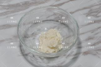 用刮刀拌匀至无干粉，放置室温后密封放入冰箱冷藏过夜