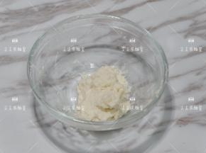 用刮刀拌匀至无干粉，放置室温后密封放入冰箱冷藏过夜