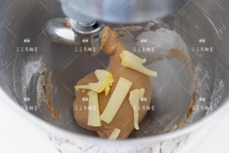 揉至光滑扩展状态，将黄油切成小块加入，揉至完全扩展