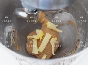 揉至光滑扩展状态，将黄油切成小块加入，揉至完全扩展