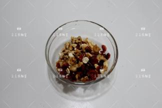 将坚果切成小块，蔓越莓干沥干混合