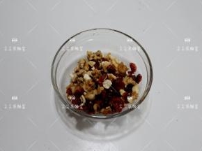 将坚果切成小块，蔓越莓干沥干混合
