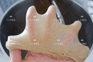 即能拉出不易破的薄膜。