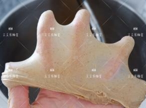 即能拉出不易破的薄膜。