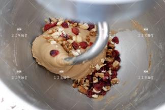 投入桶内，用厨师机1档揉至融合即可