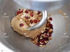 投入桶内，用厨师机1档揉至融合即可