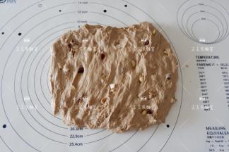 发酵好的面团取出轻压排气。