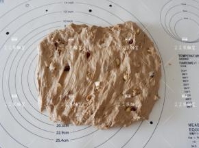 发酵好的面团取出轻压排气。