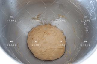 取出面团滚圆，盖上保鲜膜进行一次发酵