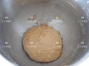 取出面团滚圆，盖上保鲜膜进行一次发酵