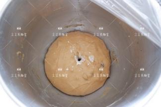 发酵至2-2.5倍大，手蘸干粉不回弹不塌陷即可