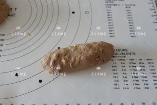 翻面，卷起来，捏紧收口整形成橄榄状