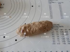 翻面，卷起来，捏紧收口整形成橄榄状