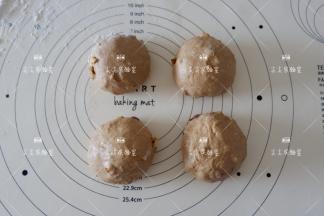 滚圆，盖上保鲜膜松弛20分钟
