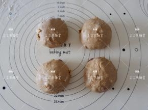 滚圆，盖上保鲜膜松弛20分钟