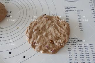 取一个松弛好的面团，用手拍扁