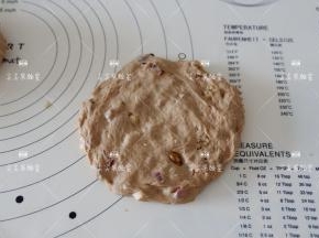 取一个松弛好的面团，用手拍扁